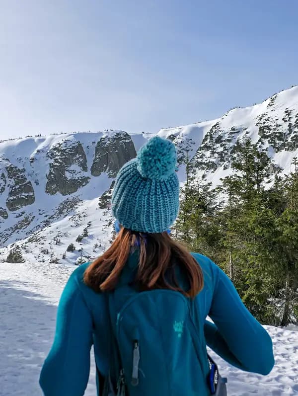 mujer-con-gorro-azul-en-montañas-nevadas-de-park-city